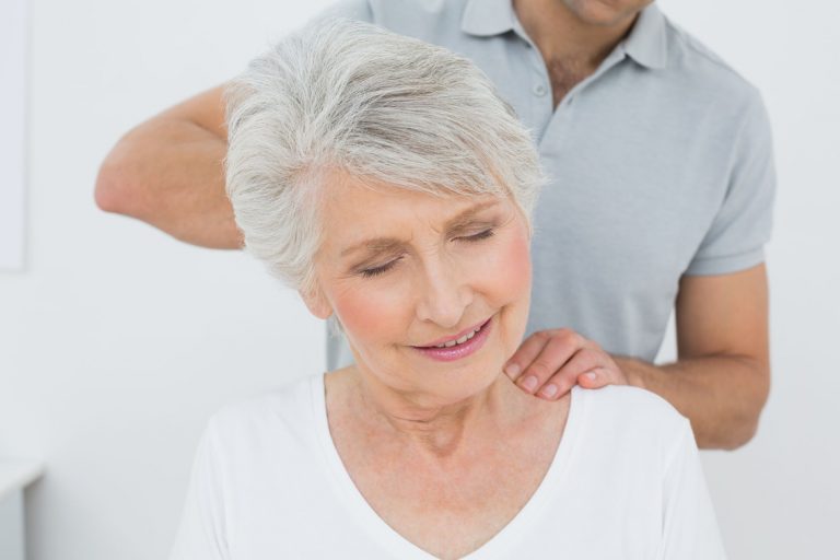 Eine Dame wird von einem Therapeuten behandelt. Osteopressur nach Liebscher & Bracht in Kemnath in der Oberpfalz/ Landkreis Tirschenreuth
