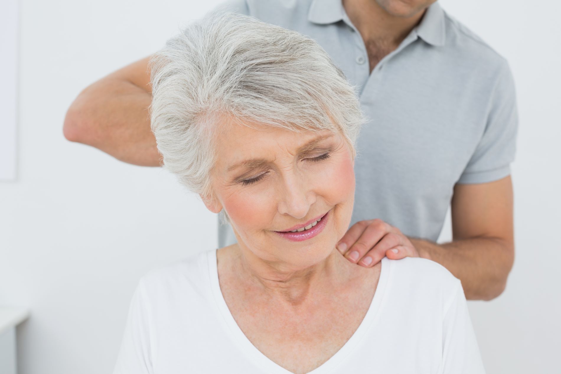 Eine Dame wird von einem Therapeuten behandelt. Osteopressur nach Liebscher & Bracht in Kemnath in der Oberpfalz/ Landkreis Tirschenreuth